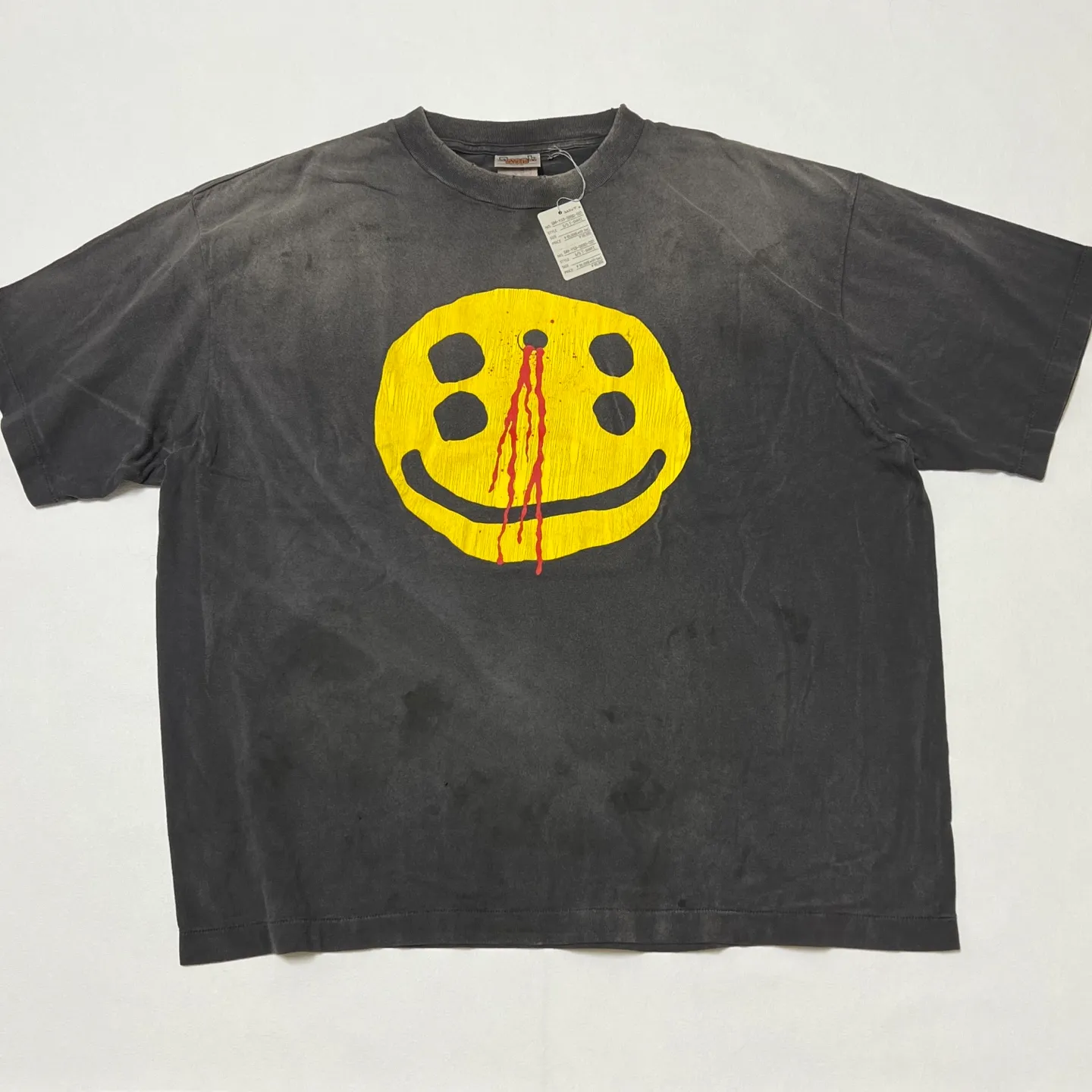 CACTUS PLANT FLEA MARKET x SAINT Mxxxxxx SMILE SS TEE/BLK CPFM co-branded model. Short-sleeved smiley face. Retro distressed TEE with four-eyed smile. Washed black S-XL. Look for the cylindrical fabric with no side seams. The open width is almost meaningless. Asut ready-made garments are dyed. The whole piece is sprayed and faded. The collar and cuffs are frayed. Many people hang it. Over-heavy work. Customized CPFM co-branded main mark/wash mark/with little angel for anti-counterfeiting